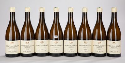 six bouteilles de vin sont alignées sur une table