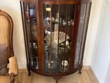 une chaise et une vitrine dans un coin de la pièce
