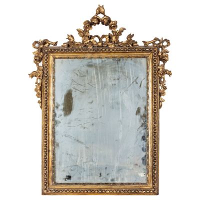 un miroir avec un cadre en or