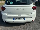 une voiture blanche garée sur le bord de la route