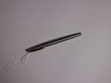 une brosse à dents noire et argentée d'où sort une brosse à dents