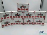 plusieurs paquets de chips empilés les uns sur les autres sur une table