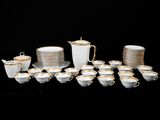 beaucoup de tasses et de soucoupes sur la table