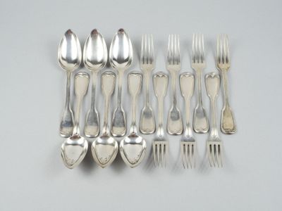 Plusieurs fourchettes et cuillères sont disposées en rangée sur une table