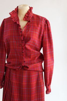 robe à carreaux rouges avec col à volants et jupe plissée