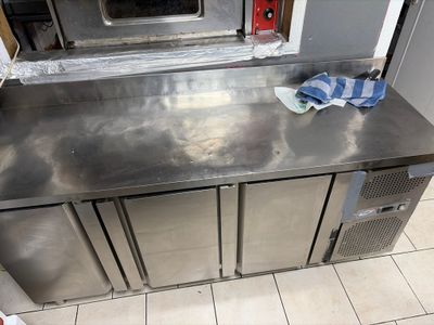 un comptoir en acier inoxydable dans une cuisine commerciale