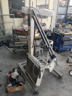 une machine qui se trouve dans un garage avec des outils