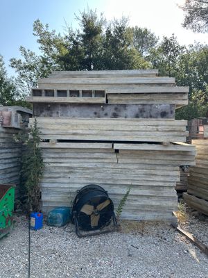 un tas de bois posé sur le sol