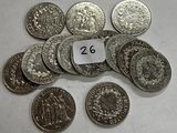 une pile de pièces d'argent posée sur une table