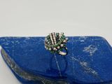 un gros plan d'une bague posée sur une pierre bleue
