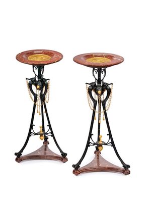 une paire de tables d'appoint anciennes en fer et en bois