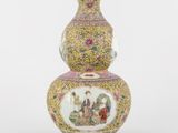 une image représentant un vase orné d'une peinture, posé sur une table