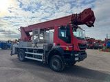 un camion rouge équipé d'une grue à l'arrière
