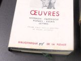 un livre posé sur une table, avec un stylo et du papier dessus