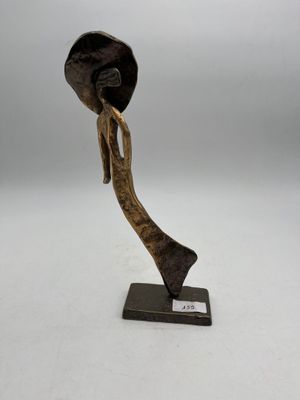 sculpture en bronze représentant un homme coiffé d'un chapeau