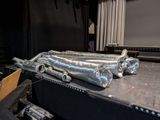 un tas de tuyaux métalliques posés sur une table dans une pièce