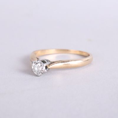 gros plan d'une bague en diamant sur une surface blanche
