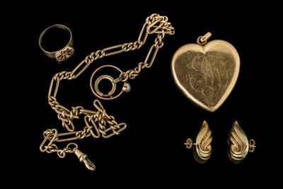 quelques bijoux en or, notamment un pendentif en forme de cœur, une bague et un collier