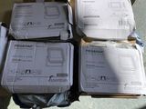 plusieurs boîtes d'équipement électronique sont empilées les unes sur les autres