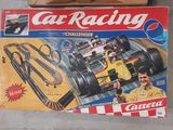 un magazine sur lequel figure la photo d'une voiture de course
