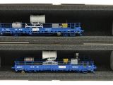 deux wagons bleus dans une boîte posée sur une surface blanche