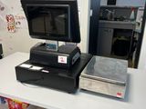 une photo d'un petit bureau avec un ordinateur posé sur un bureau