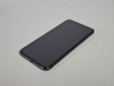 un gros plan d'un téléphone portable posé sur une table