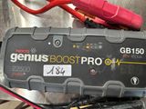 une batterie de voiture branchée sur un chargeur de voiture