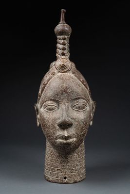 une image représentant la tête d'une femme coiffée d'une couronne