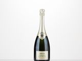 gros plan d'une bouteille de champagne sur une table