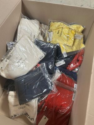 une boîte en carton remplie d'articles divers à vendre