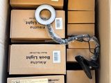 une boîte remplie de livres, avec une paire de ciseaux à l'intérieur