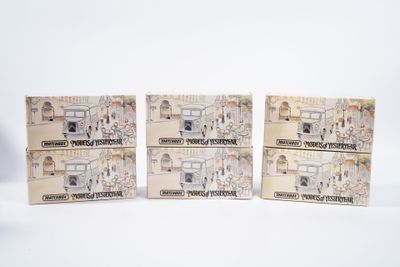 trois paquets de cigarettes posés les uns à côté des autres sur une surface blanche