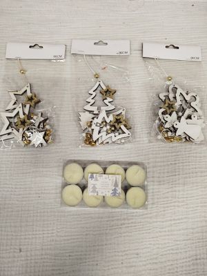 trois décorations de Noël posées sur une table, accompagnées d'étiquettes