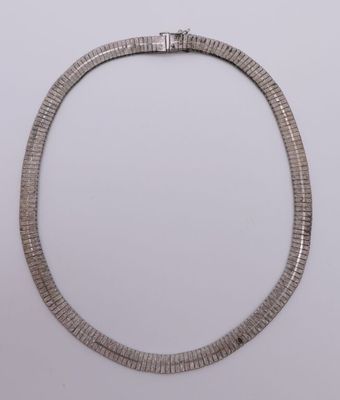 un collier en argent sur fond blanc