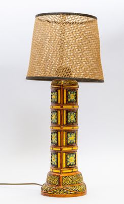 une photo d'une lampe de table surmontée d'un abat-jour tissé