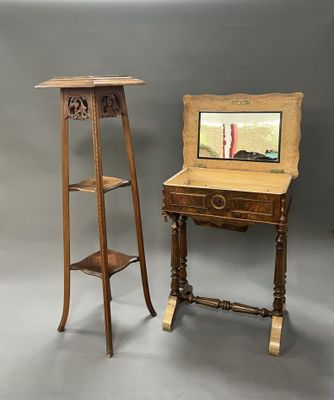 un petit bureau sur lequel est posé un miroir, à côté d'une étagère