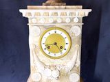une horloge posée sur une table