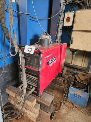 une photo d'une machine à souder dans un atelier