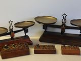 une balance posée sur une table à côté d'autres objets