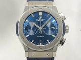 un gros plan d'une montre au cadran bleu