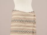 un torse de mannequin vêtu d'une jupe, posé sur un socle de mannequin