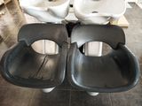 deux lavabos et des toilettes dans une pièce