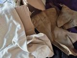 une pile de vêtements sur un lit