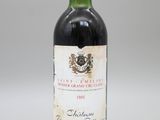 une bouteille de vin rouge posée sur une table blanche