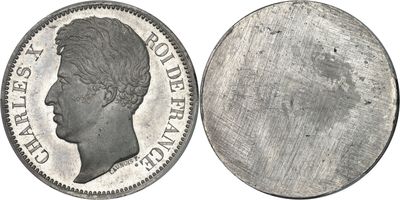 gros plan d'une pièce de monnaie sur une surface blanche avec un fond blanc