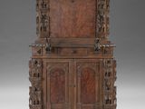 un vieux meuble en bois avec des sculptures et des gravures sur le dessus