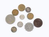 plusieurs pièces de monnaie sont disposées en cercle sur une surface blanche