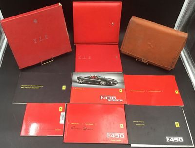 un grand nombre de livres posés sur une table