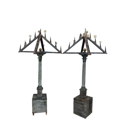 une paire de lampes anciennes en fer sur socles, ornées d'oiseaux